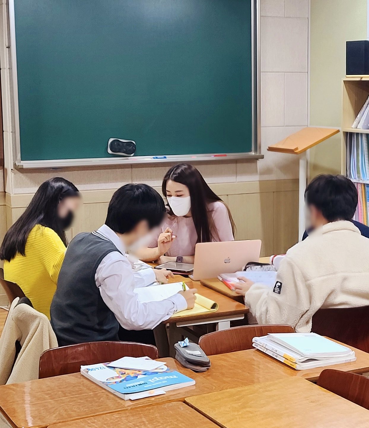 백마·마두동 학교 내신을 매일 숙제와 확인으로 관리하는 킬영어수학전문학원 수업 모습