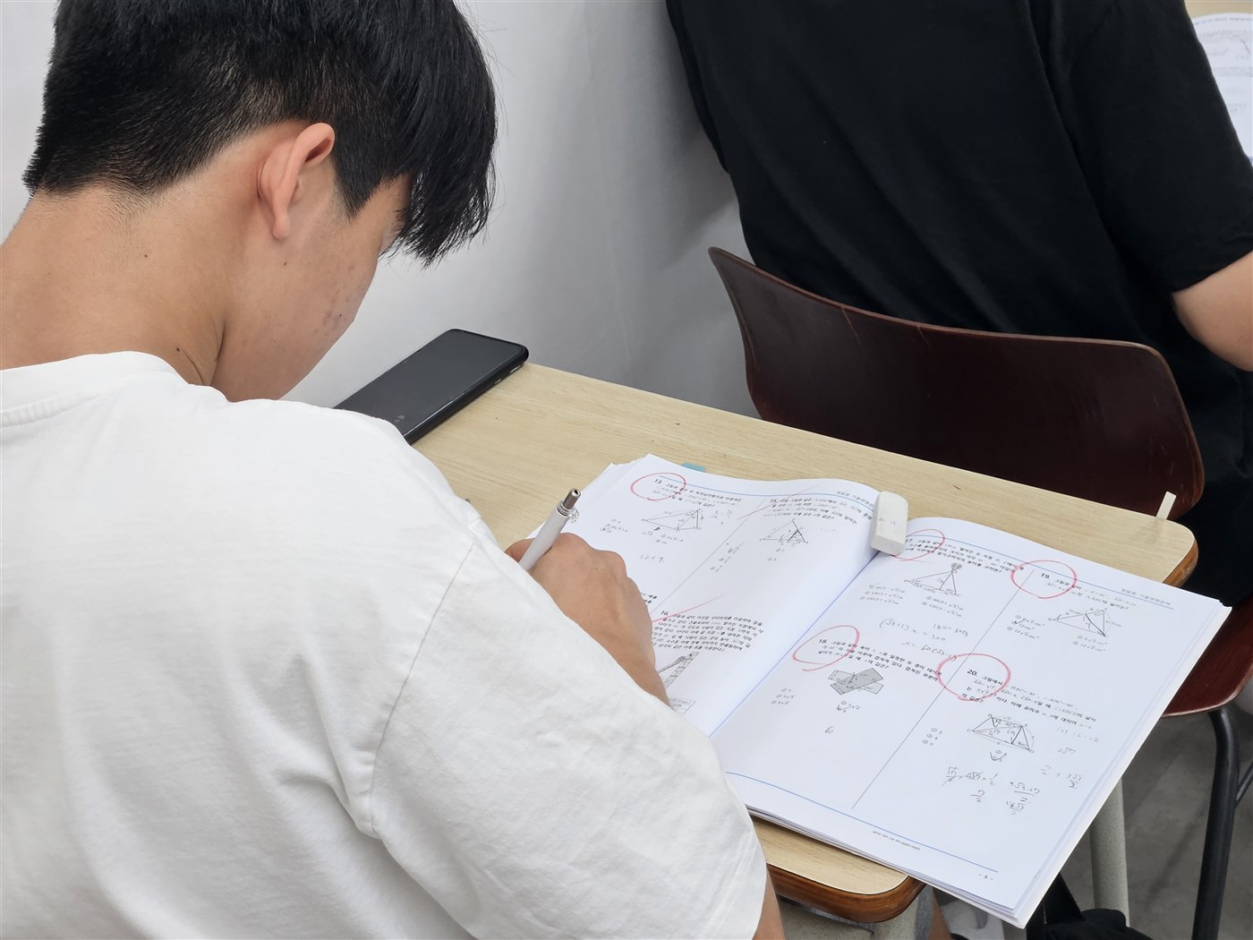 집중해서 문제를 푸는 학생의 뒷모습
