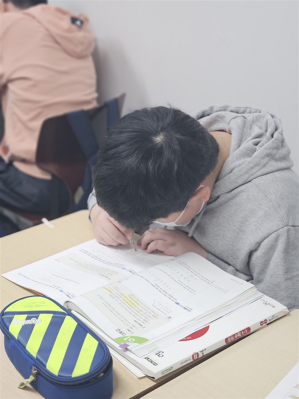 초등부 학생이 문제에 집중하고 있는 모습