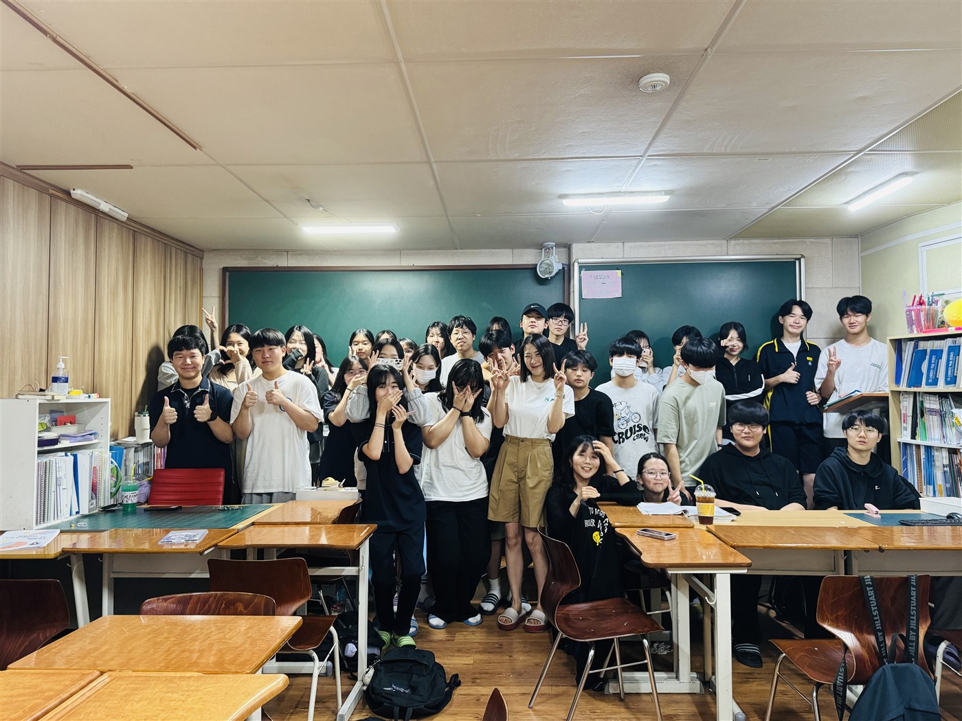 시험이 끝난 날 학생들과 함께한 피자 파티