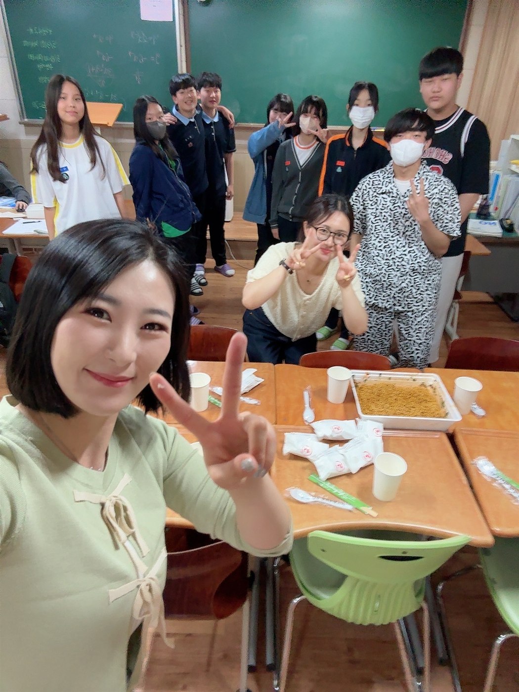시험 후 교실에서 열린 간식 파티