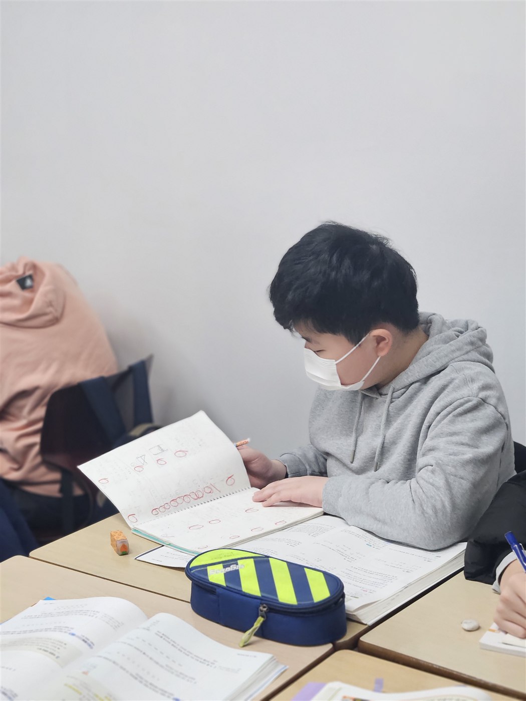 학생이 스스로 계획을 세워 공부하는 모습