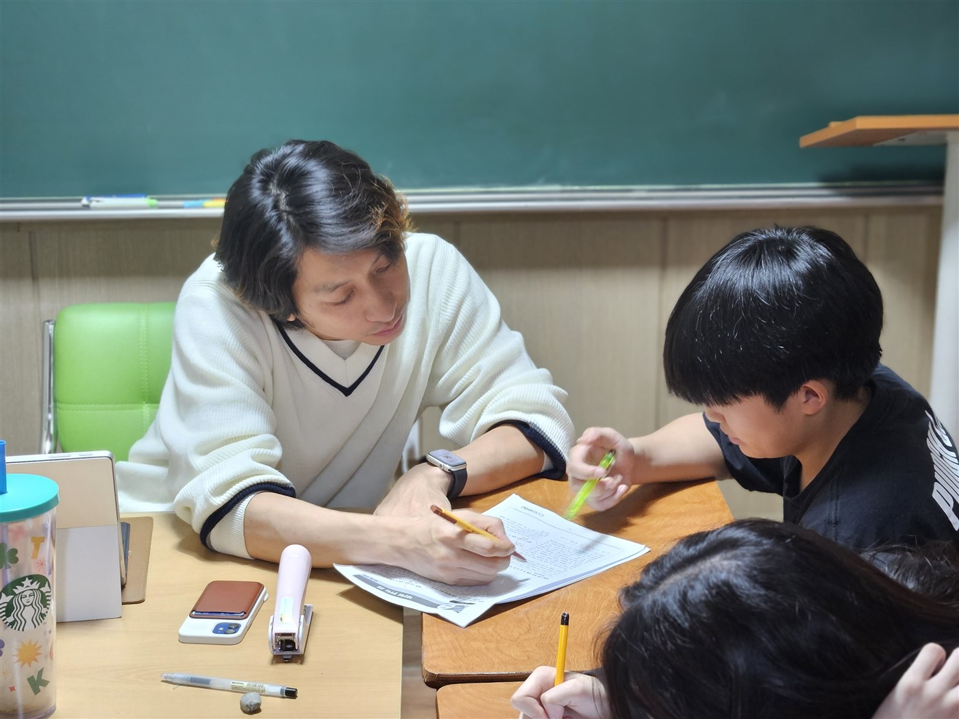 알쌤이 학생 옆에서 영어를 1대1로 관리하는 모습