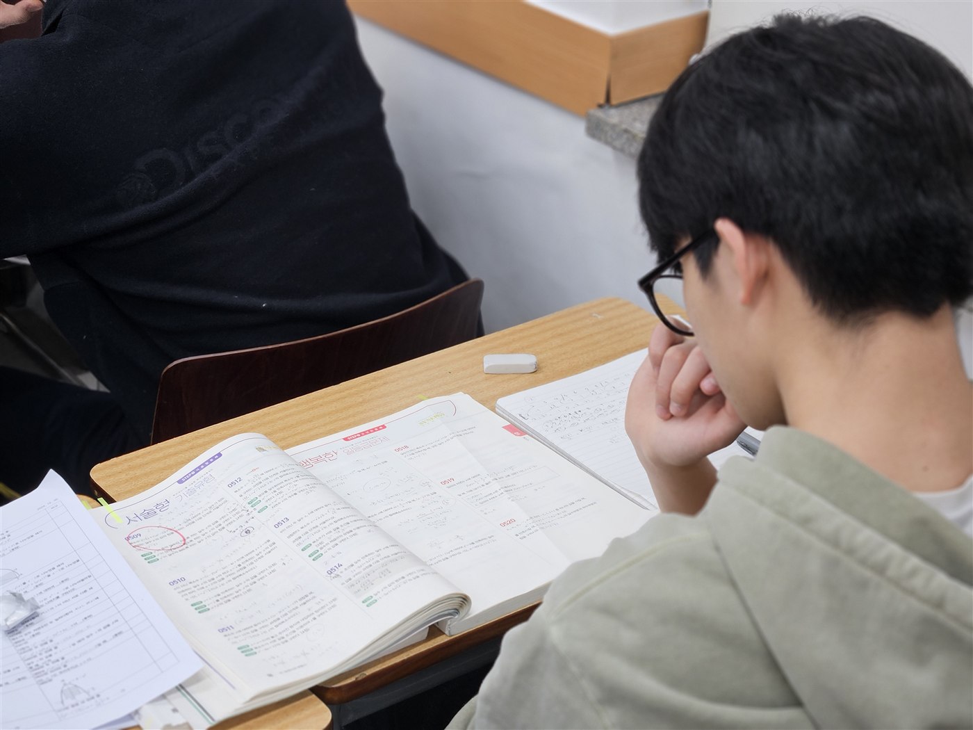 수학 문제를 두고 고민하는 학생