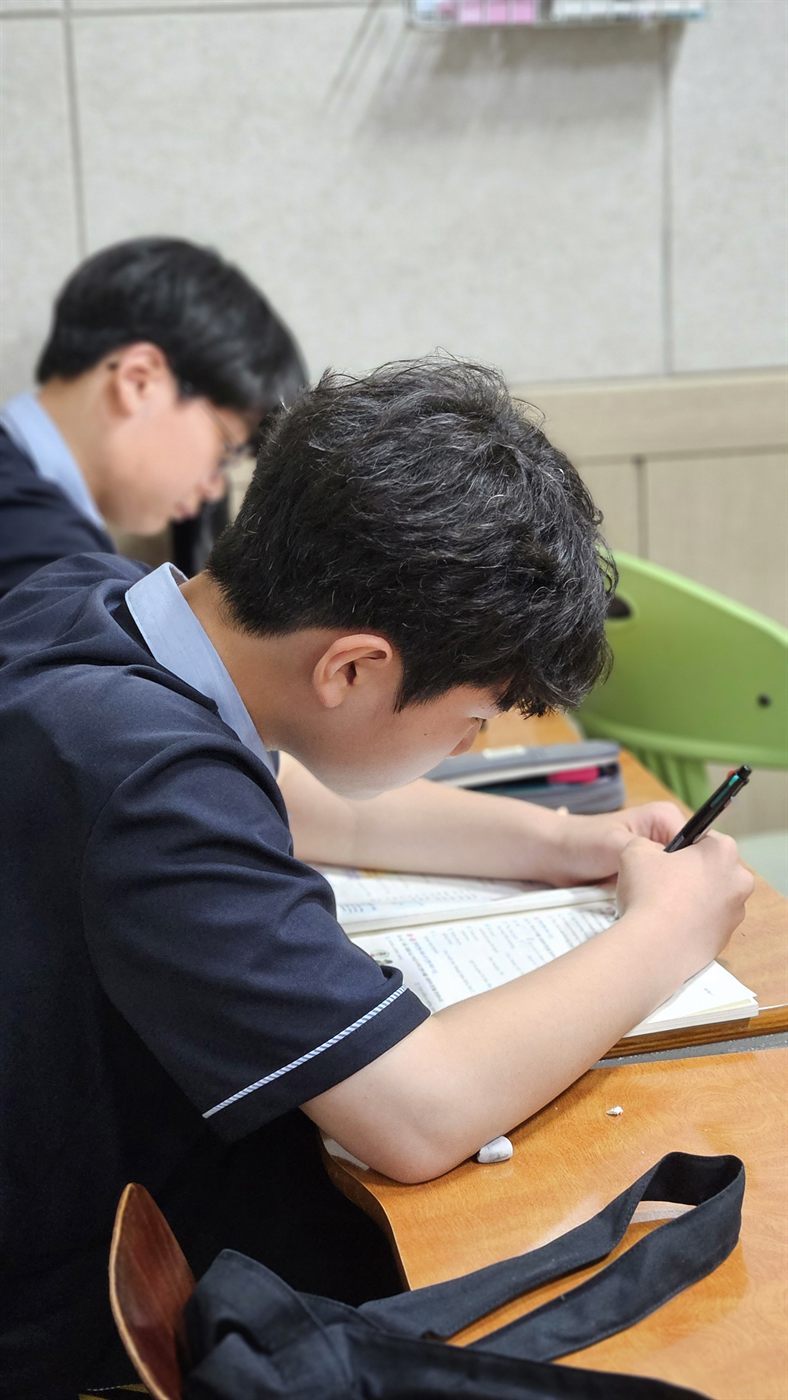 기초부터 다시 잡는 중하위권 학생이 집중해 공부하는 킬영어수학전문학원 자습 모습