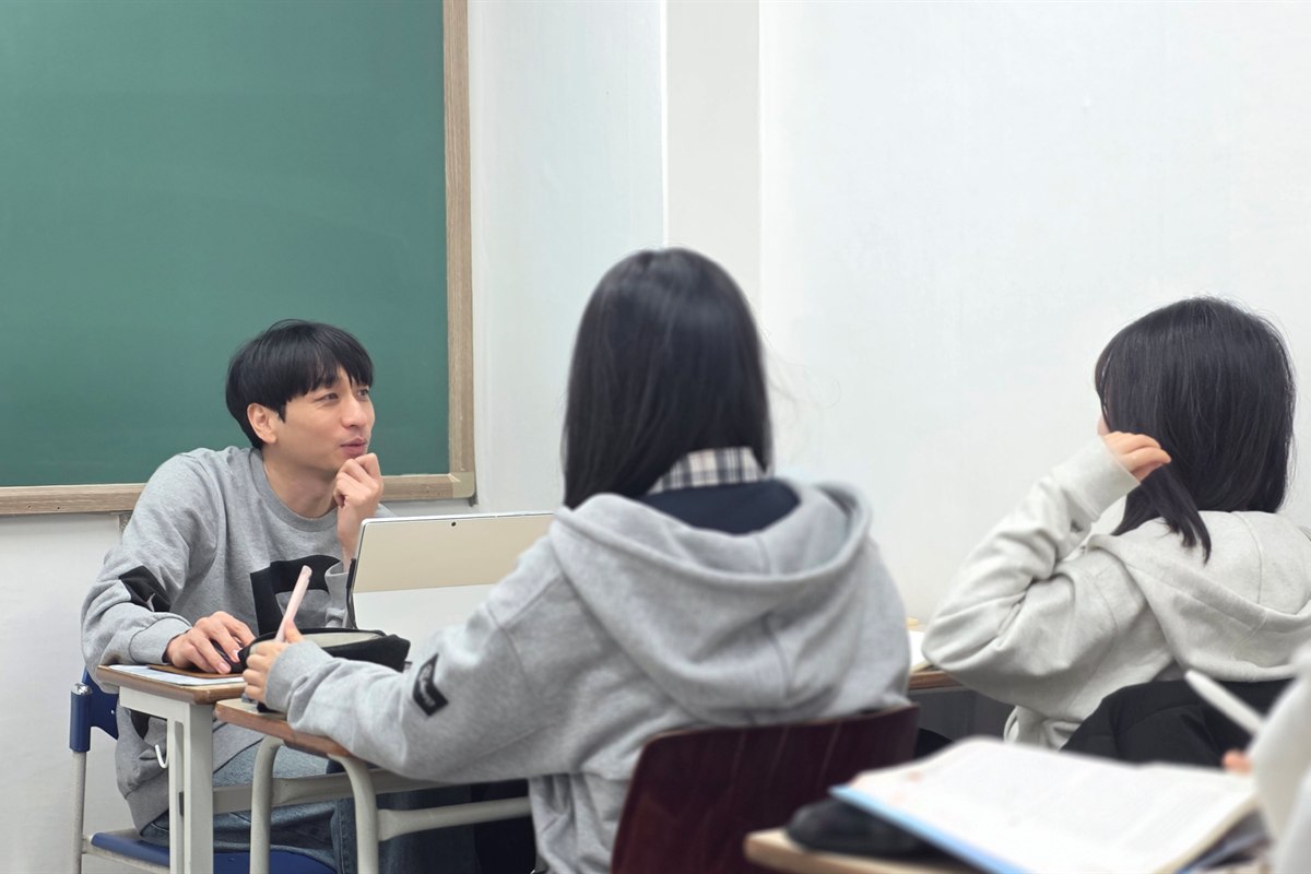 백마 고등영어학원 알쌤 Alex가 고등학생 옆에서 개인별 맞춤으로 영어를 관리하는 모습