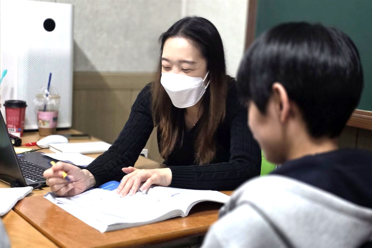 백마 중등영어학원 로라쌤이 중등 학생 옆에서 개인별 맞춤으로 영어를 지도하는 모습